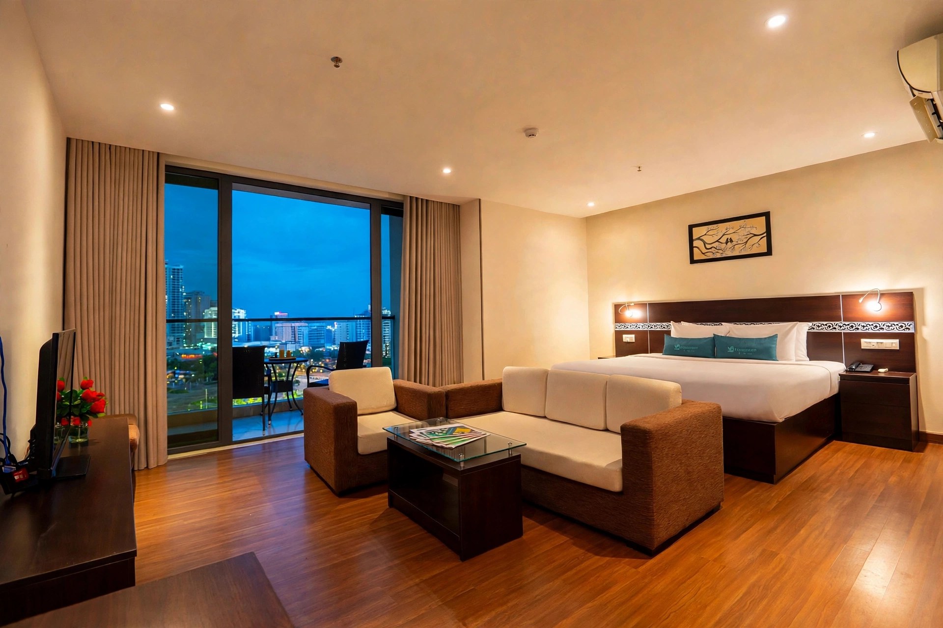Suite bright wide view at Sea Garden Hotel Da Nang